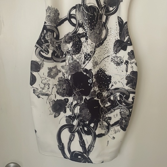 Chic Monochrome Floral Mini Dress - Picture 3 of 12